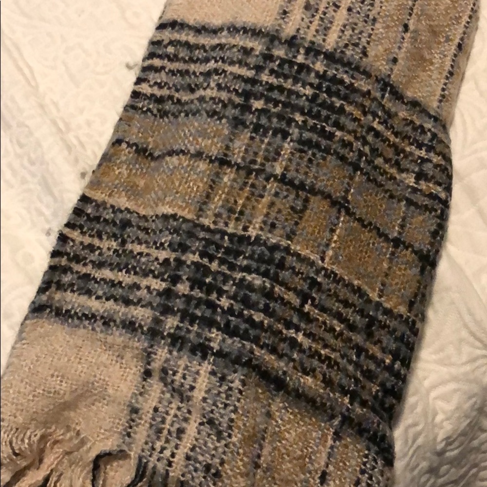Loft Scarf - Picture 3 of 3